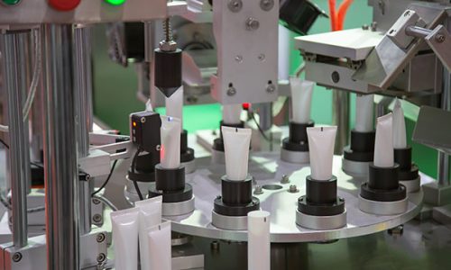 processus de remplissage et de sellage automatique de tube cosmétique